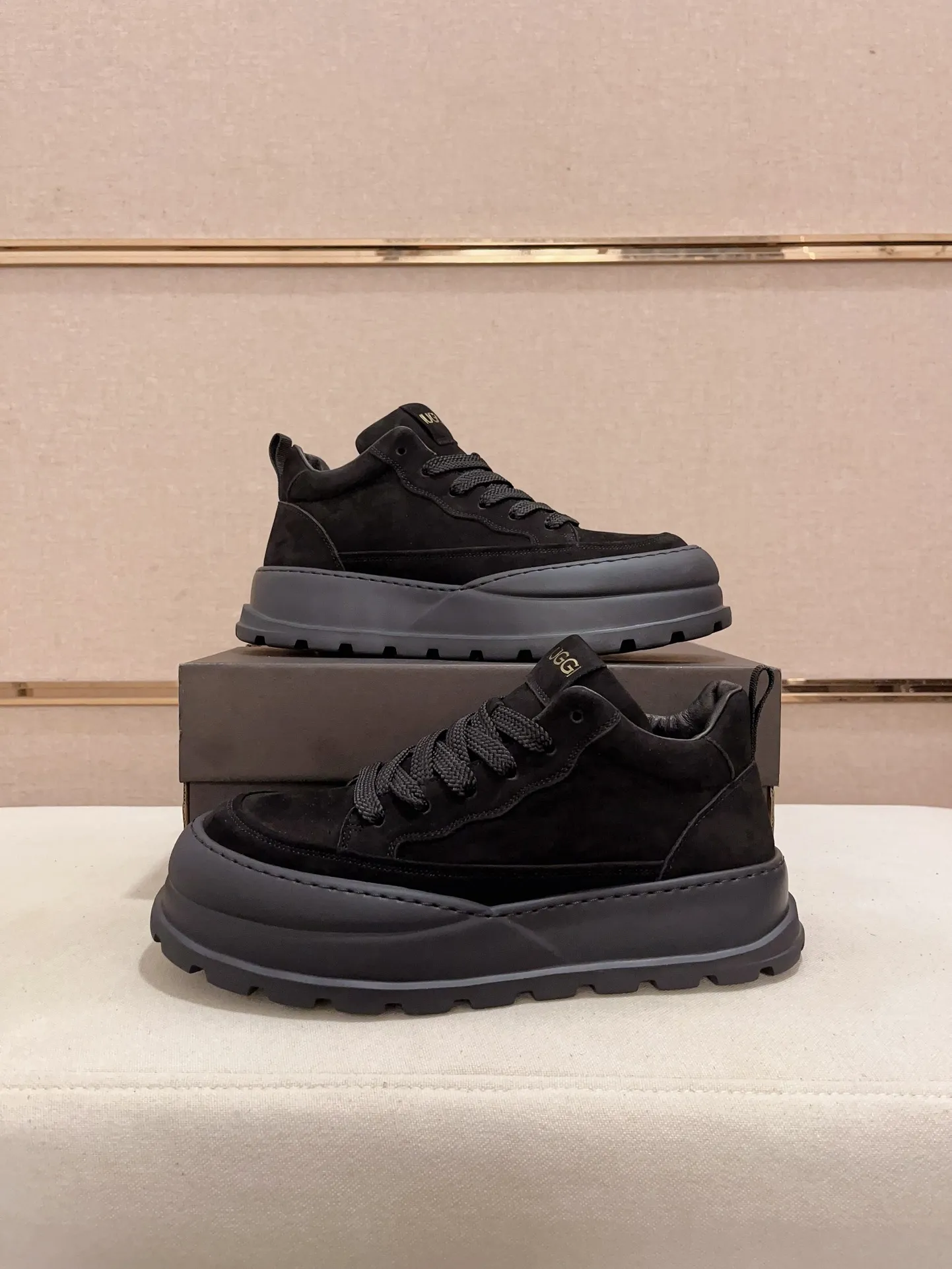 Factory price: 800💰North American men's shoes Ugg ☃️In the special sale of new high-quality men's shoes snow boots in autumn and winter, the nemesis of extreme cold weather! Made of cowhide leather, merino wool lining, and original outsole, whether driving, outdoor or daily wear, there is always one that suits you! Code number 39-44